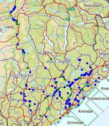 Figur 3. Andelen trafikkdrept av felt elg i snitt i perioden 26-27. Rød stiplet linje og heltrukken linje angir mål for hhv. maksimal andel påkjørt elg per felt per kommune (%) og fylkesmål (3%).