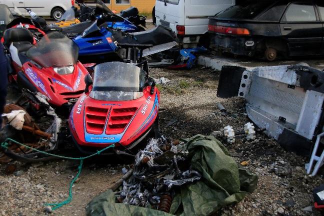 Avvik 4 Oljesøl på grus Forurensningsloven 7 Et større utslipp av olje på grus ble oppdaget ved scootervrakene utenfor fast dekke.