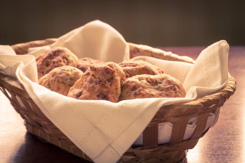 Muslirundstykker Ingredienser: 50 g gjær 12 dl lunket vann 500 g hvetemel 500 gram sammalt hvete fin 3 dl hvetekli 2 dl havrekli 50 g solsikkekjerner 1 dl linfrø 150 g finhakkede hasselnøtter 2 ts