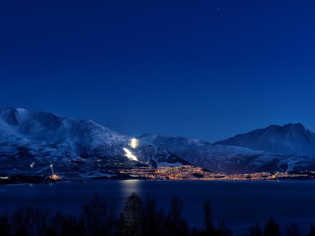 Reiseliv, bolyst og byutvikling FJELLET OVER BYEN OVER FJORDEN OVER VERDEN