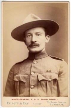 Speiderhistorie Speiderbevegelsen ble grunnlagt av Lord Robert Baden-Powell (BP) i 1907. Baden-Powells egentlige navn var Robert Stephenson Smyth Baden-Powell. Han ble født 22. februar 1857 i London.