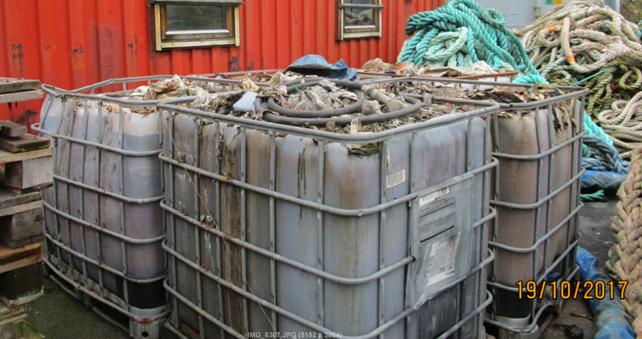anlegget virker forsøplende. Bilde 3: Disse IBC-containerne inneholdt et eller annet organisk materiale.