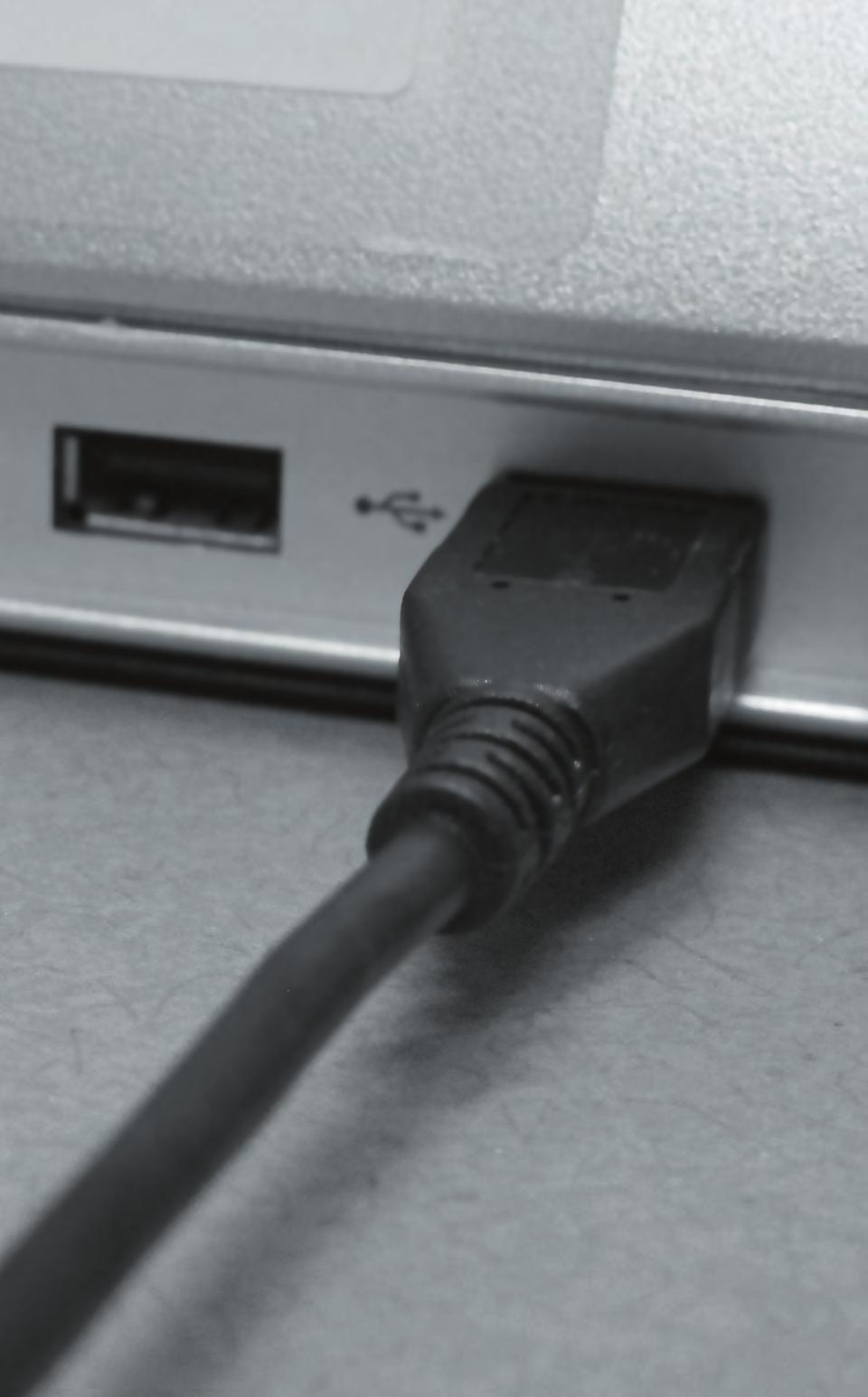 Lade batteriet via en datamaskin 1 2 3 Sett inn den smale enden av USB-kabelen i apparatet. Sett inn den brede enden av USB-kabelen i en tilgjengelig USB-port på PC-en.