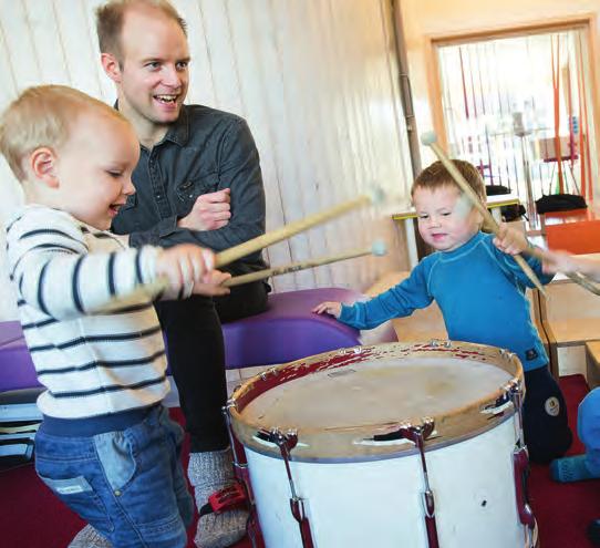 I barnehagesammenheng er det særlig relevant å kunne diskutere musikk som en handling som har betydning i et her-og-nå-perspektiv, altså knyttet til opplevelser delt med andre.