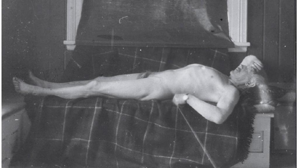 Nudes/dickpicks + erotisk prosa (1929) Selvutløser «Og jeg tar deg i armene mine, kysser deg vilt, mine lår drar knærne dine fra hverandre, de kommer inn mellom dine lår, blir sødmefullt sammenholdt