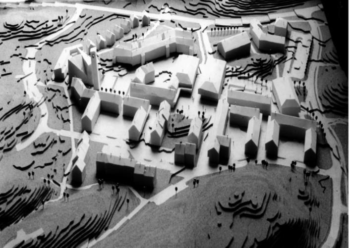 Figur 7: Foto av BOARCHs modell for utvikling av Mørkved bydelssenter sett fra Hokkåsen i nord. I bildet sees Mørkvedveien øverst, Greisdalsveien til venstre og Høgliveien til høyre.