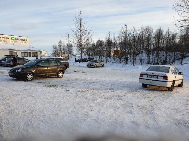 Fasadene til omkringliggende bygg har varierende kvalitet, og spesielt mot nord er det uklart om det er baksiden eller fremsiden som vender mot byrommet.