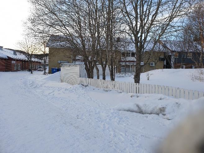 3. Uteareal og gangareal mellom borettslaget og utleiehyblene «Byrom 3» består av utearealet til Mørkvedtorget borettslag, lommeparken inn mot Mørkvedtråkket og gangveien fra Tiurveien ned mot