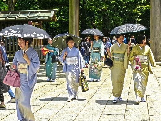 Mandag 6. april: Tokyo (F,M) I dag blir det heldags sightseeing rundt omkring i Tokyo. Vi starter med besøk til den vakre Meiji-helligdommen som er et Shinto-tempel med en stor park rundt.