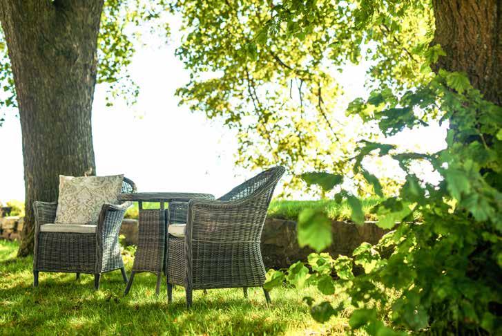 På den måten kan du skape et lite terrassesett, eller en spisegruppe for familien. Skjervøy reg.bar stol 58x62,5x110cm, flat flett Varenr. 21920 / Best.ant. 4 L 58 x B 62,5 x H 110 cm.