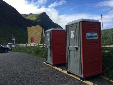 Det finnes et fast toalett Gulldoen 4 og i 2018 to mobile toaletter i tillegg. Det er også planer om å bygge et servicebygg på stranda.
