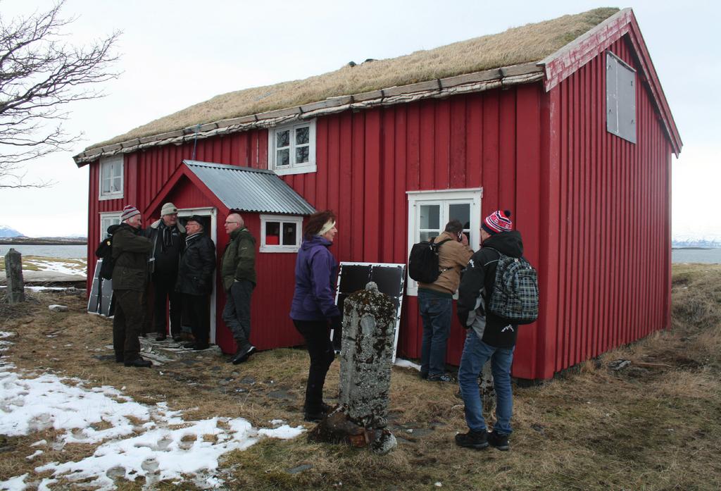 6 Årsmøte 2017 - Vega Ved Øverstua: Et knippe av deltakerne foran det nyrestaurerte bygget som Vegaøyans venner står bak.