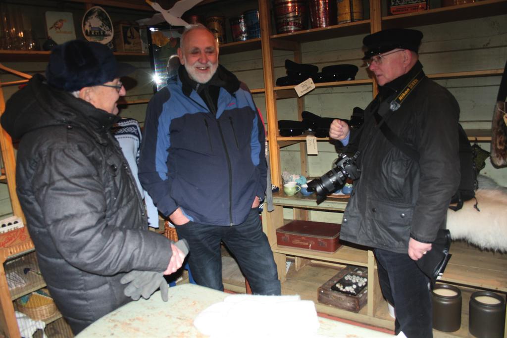 7 Årsmøte 2017 - Vega Nyslått æresmedlem i Helgeland Historielag, Kristian Halse (t.v.), i samtale med tidligere leder Olav Håkon Dybvik og nåværende leder Arne J. Andersen på butikkmuseet på Nes.