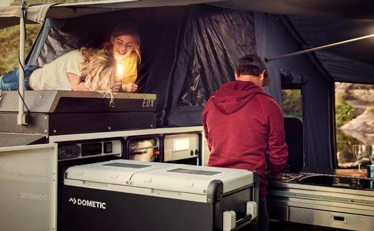 Hvis du som andre camping-entusiaster ønsker å plassere kjøleboksen under markisen, tilrådes du å velge en absorbsjonsenhet. Denne typen kjøleboks er nesten lydløs.