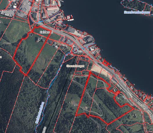 Området ligg i lia søraust for Norheimsund sentrum. I dag er delar av området nytta til jordbruk, og store delar er dekka av lauvskog.
