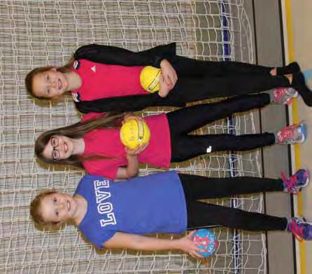 9 ÅR JENTER 9 ÅR I sesongen 2013/14 hadde vi ett lag med jenter født 2005 som spilte håndball på Nesøya. Mange av jentene har flere aktiviteter på samme dag, så noen valgte å gi seg denne sesongen.