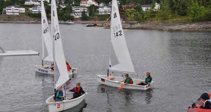 A-JOLLE Målet med Nesøya Seilforenings A-jolle satsning er å gjøre barna trygge i seilbåt, lære basis seilkunnskaper og ikke minst skape seilglede.