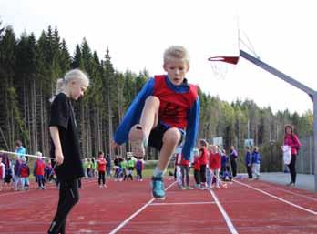 Flere elever testet nye øvelser, og elevene var flinke til å heie hverandre frem. Mange imponerte med gode resultater og fine prestasjoner.