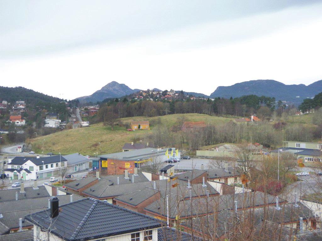 I mange år har manglende avklaringer knyttet til skolekapasitet og uavklart plassering av ringvegsystem og kirkegård hemmet en videre utvikling.