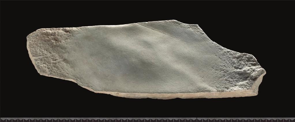 11. vallermyrene 2 289 Fig. 11.7. Én av fem knakkesteiner av kvartsitt fra Vallermyrene 2. Foto: Ellen C. Holte, KHM. Fig. 11.7. One of the five collected knapping stones of quartzite.