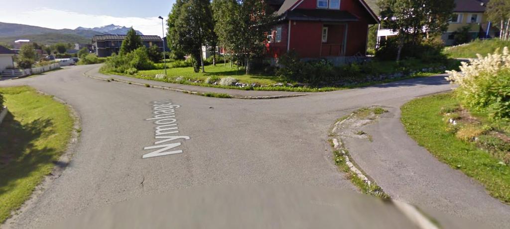 2.3.9 Kryssingspunkt 2-2 Kryssingspunktet mangler tilrettelegging og forbinder fortauene på hver side av Mølnenga. Fartsgrensen er 30 km/t. Det er lite trafikk på stedet ifølge skolen.