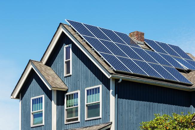 SOLCELLEPAKKER FOR NETT Det blir stadig mer populært å koble opp solcellepaneler hjemme for tilknytting til vanlig strøm. Med dette kan man delvis forsyne eget hjem og selge overskuddssstrømmen.