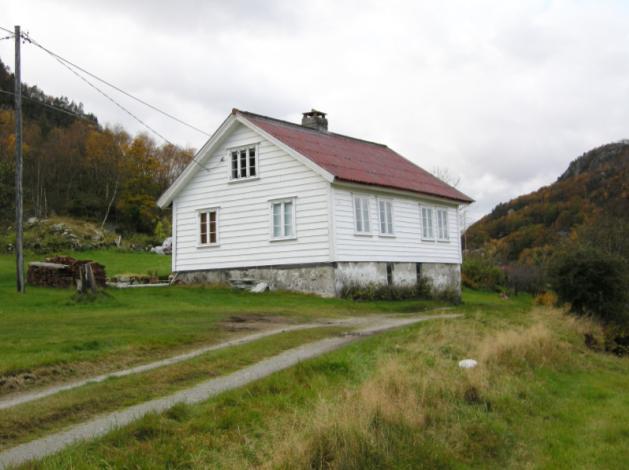 (1102-032-031) Våningshuset på Selvikvågen i Høle ble bygd da den opprinnelige husmannsplassen ble kjøpt som småbruk