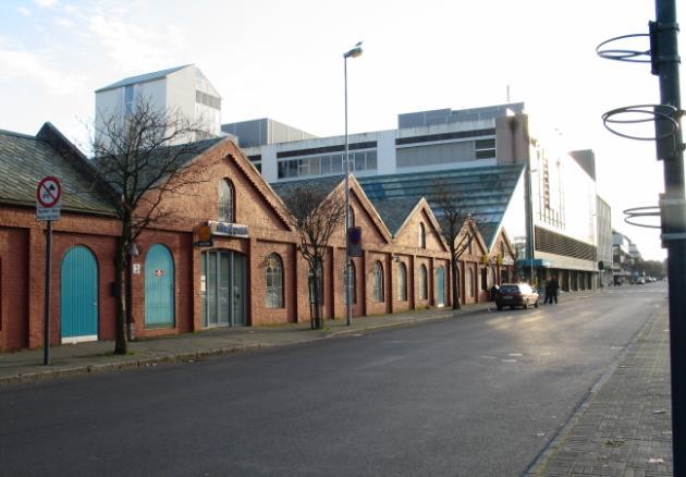 5 UTVIKLING OG TENDENSER Kjøpesenteret i gamle "Sandnes Uldvarefabrik" var det største i Sandnes da det som et av flere åpnet i 1988.