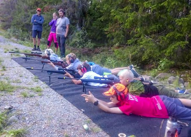 Seniortreff på klubbhuset. Foto: Bjørn Myrvang Også i år deltok vi på Skog- og vanndagene på Skogmuseet den 6.-7. juni og 12.-14. juni. Vi hadde som tidligere år ansvaret for skyting på blink og laserskyting på elg.