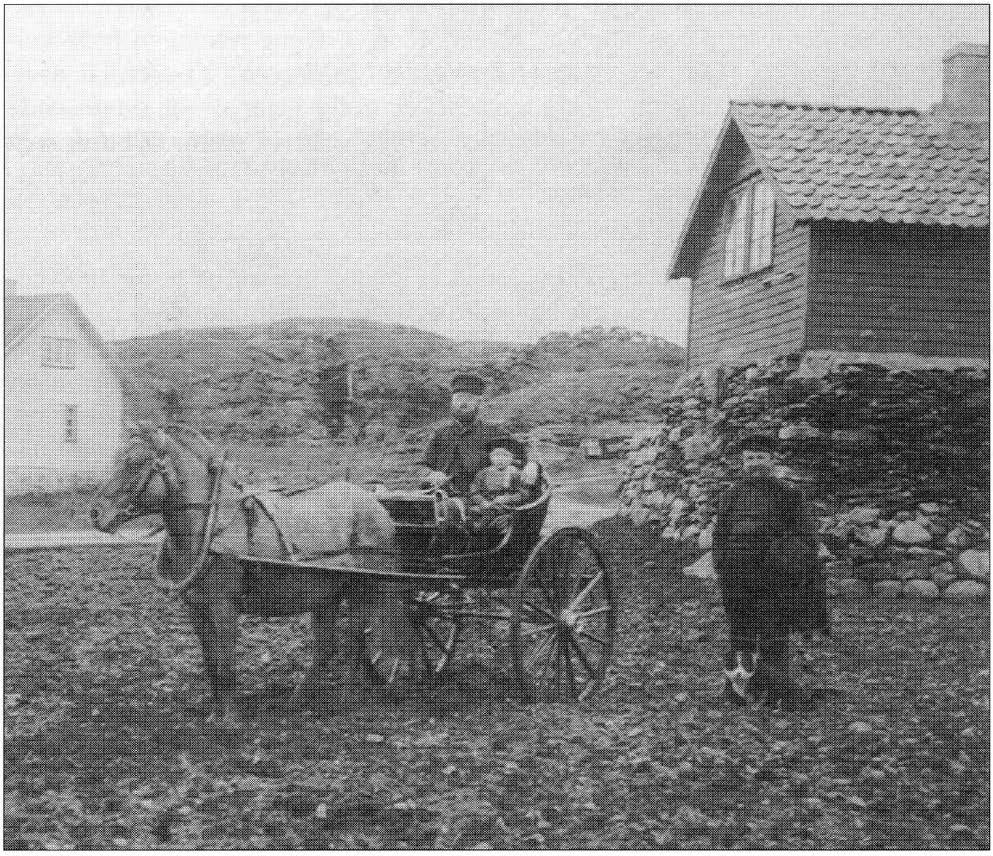 KARMSUND FOLKEMUSEUM 221 skapene som var i bruk på gårder i Karmsund i første halvdel av 1900-tallet. Redskapene kom inn ved en spesiell innsamling i 1980. De er gruppert etter typer etter bruk.