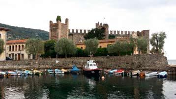 I nærhet til den lille havnen ligger slottet Palzzo del Consiglio della Gardesana, bygget i det 14.