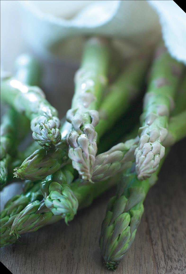 Syltet hvit asparges med blomkål, posjert vaktelegg og trøffelolje L, E Vinanbefaling: Deusa Nai Albariño eller Castellblanc Brut Indrefilet av okse med bakt selleripurè, Ristet sopp, semitørket