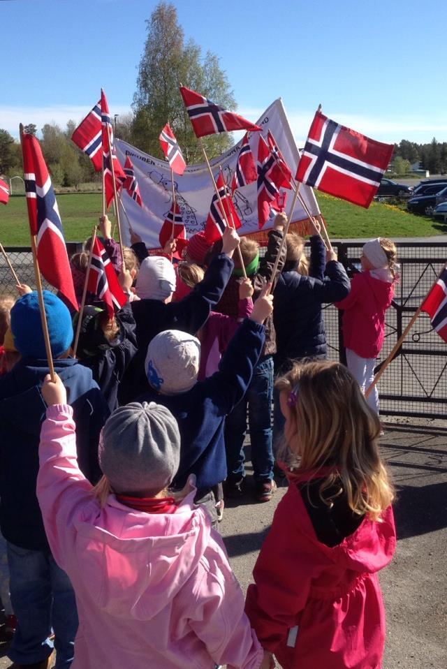 11 Tema: Vår noe som kjennetegner årstiden. 17.MAI - Grunnlovsdagen Torsdag 16.mai: Vi øver på å gå i tog. Vi går til eldreboligene i Kornveien og synger for de som bor der. Fredag 17.