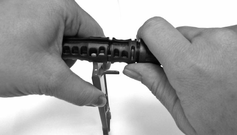 15) Ziehen Sie die Leitungsverschraubung mit dem Werkzeug PV-MS-PLS und einem Drehmomentschlüssel mit der Schlüsselweite SW17 an. (ill.