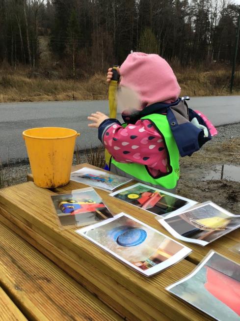 Samarbeidet mellom foreldre og barnehage skal preges av åpenhet og god dialog. Personalet skal gripe det barna er opptatt av, og bringe det videre i lek og prosjektarbeid.