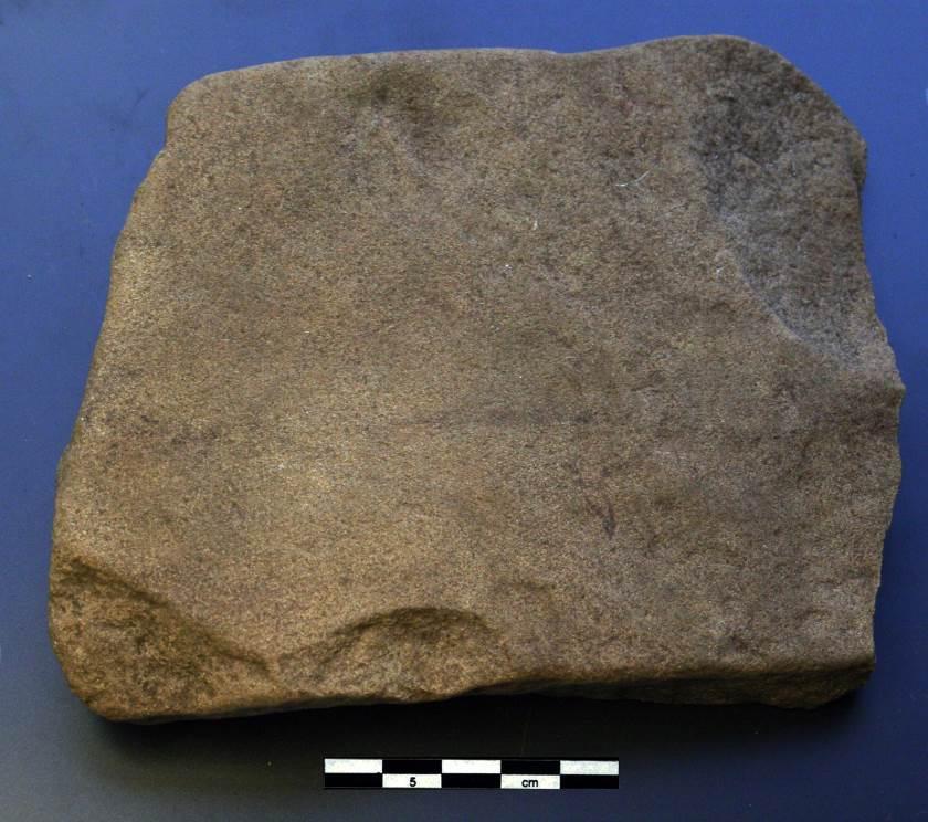 Figur 33: Fragmenter av slipeplate i sandstein (C58917/37, Cf34690_232). Foto C. Eymundsson 2014.