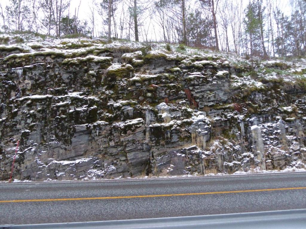 3.1.2 Tolkning og sikringsbehov Bergmassen er preget av oppsprekking langs sprekkesett 1 og sprekkesett 2 som danner «blokkoppsprekking».