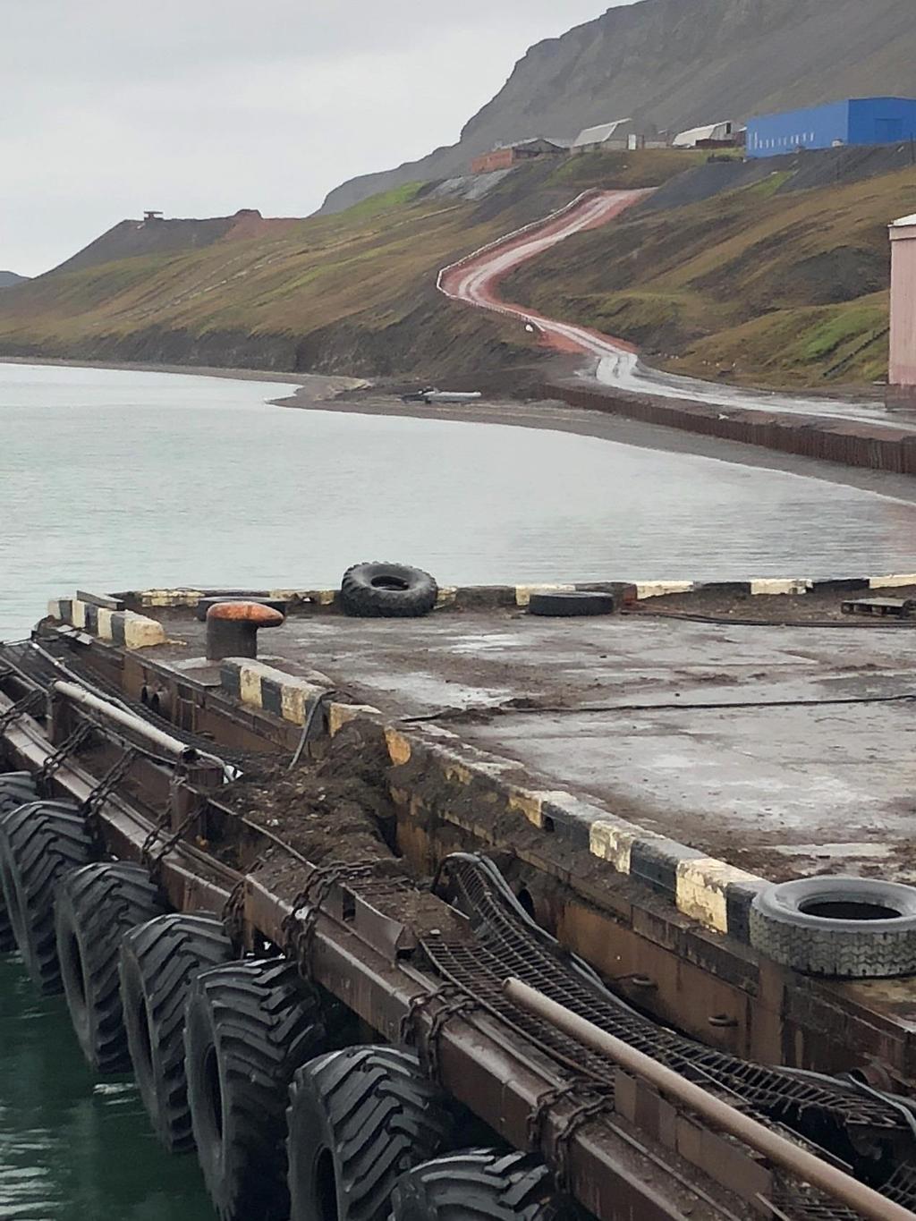 Statens havarikommisjon for transport Side 7 Figur 3: Kai og fenderverk ved den aktuelle kaia i Barentsburg, Svalbard. Foto: SHT Styrbord undervannsskrog (spydet) passerte inn under kaia.