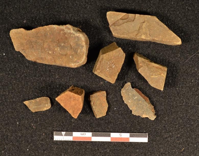 P6 er plassert i det nordvestre hjørnet av ei slette, litt i le bak en stor, jordfast stein. I P6 ble det funnet fire rustne nagler i ulik størrelse. Disse tolkes som moderne.