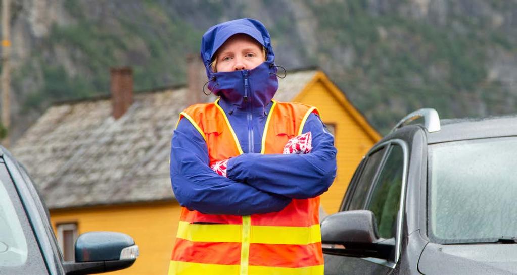 Speiderne kommer, hva skal vi gjøre? Her må vi ordne en vei de kan kjøre. Godt vi har trening i å styre trafikken, i dag får ingen tøye strikken!