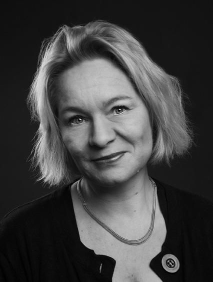 HILDE ROGNSKOG Hilde Rognskog (f 1966) er billedkunstner, gallerieier og skribent. I de senere årene har hun arbeidet i Eidsvoll hvor hun driver WI Galleri - atelier og Solar forlag.