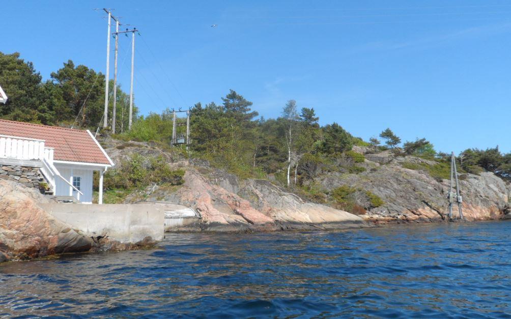 Bebyggelsen er regulert med noe avstand fra brygga for å bedre sikkerheten for høyvann. Terrenget er stigende opp fra sjøen og opp til toppen av øya.