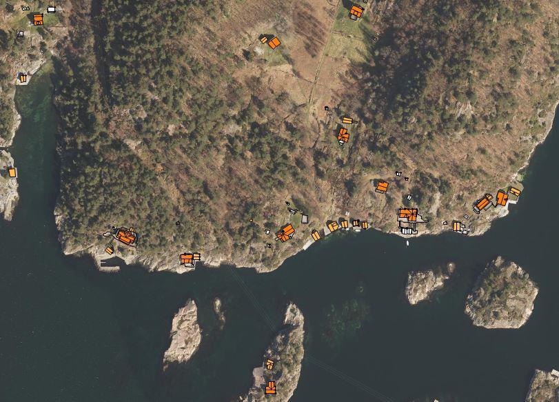 Figur 4, Ortofoto av nærområdet Avgrensning og størrelse på planområdet Planområdet er avgrenset av sjøen i sør og omfatter 2 stk. eksisterende fradelte fritidseiendommer (gnr/bnr 26/67 og 68).