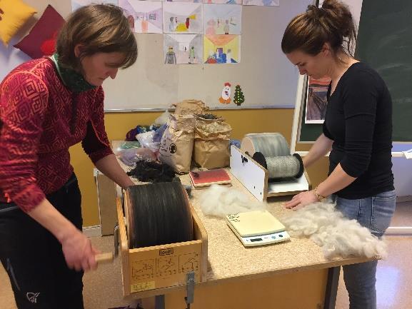 Spinnekurs Husflidskonsulenten har i samarbeid med Nord-Trøndelag husflidslag gjennomført et spinnekurs på Levanger