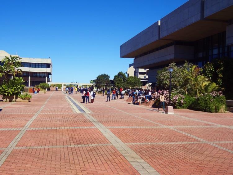 SKOLE Som nevnt tidligere var det meningen at vi skulle ha et fag på NMMU. Det var interessant å se hvordan forelesningene var i Sør-Afrika kontra hjemme.