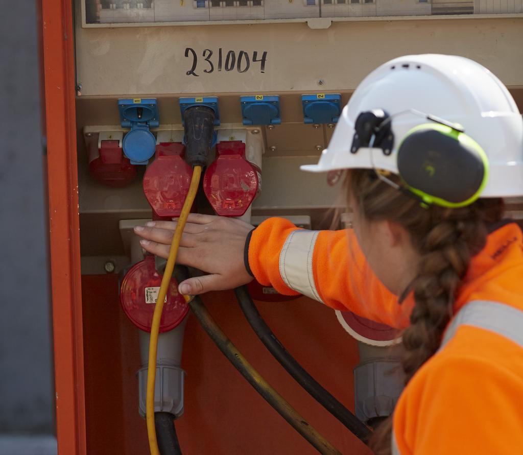 Kontakt med elektrisk spenning Jeg starter aldri opp arbeid uten oversikt over alle risikofaktorer vedrørende elektrisk spenning Jeg informerer alle om risikomomenter relatert til elektrisk spenning