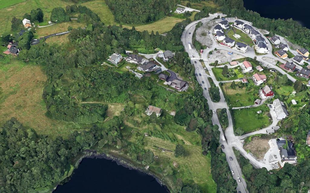 Figur 1Utdrag fra Google Earth 3D. Eiendommens ca. utstrekning vist med rød stiplet linje.