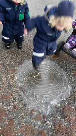 Det har skapt undring og glede i barnegruppen. Vi har brukt naturen rundt oss aktivt denne vinteren. Vi har gått turer i nærområdet for å finne is på søledammene.