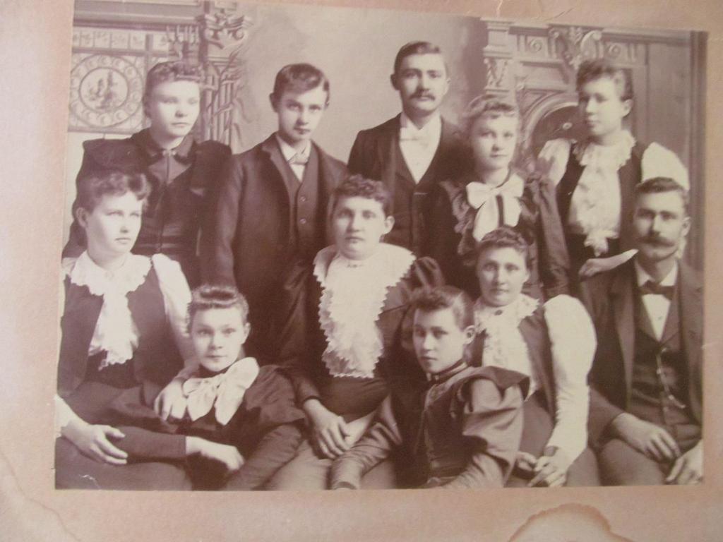 Sversvold familien tatt 1897 På bildet ser vi bak: Oline, Hemming, Oluf, Helen og Sirianna. I midten: Clara, Serine, Marie og Ole. Foran: Annie og Pauline.
