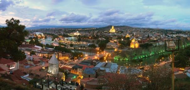 Millionbyen Tbilisi ligger inne under Kaukasusfjellene og er en smeltedigel av ulike kulturer som har passert og bebodd landet gjennom tidene.